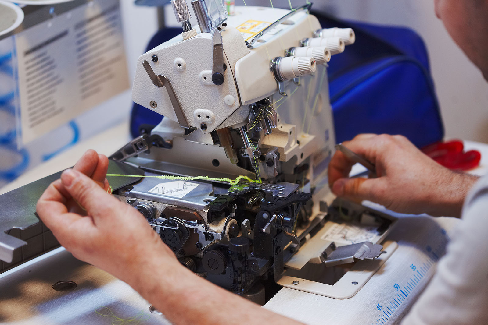 Machine repair. Механика швейного оборудования. Механик швейного производства. Ремонт швейного оборудования. Швейная машинка петляет.