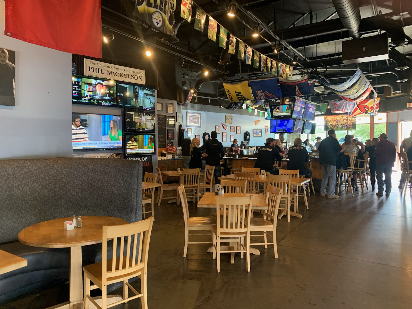 Thriving North Phoenix Bar & Grill w/ #6 Liquor License Included