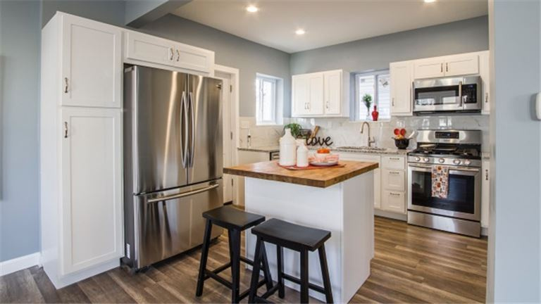 40 Year Old Luxury Kitchen/Bath Biz With Beautiful Showroom